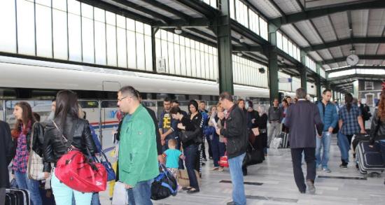 Vatandaş YHT'ye akın etti!