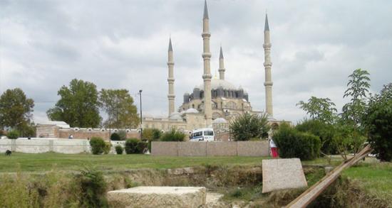 Tarihi camiye yakışmayan meydan!