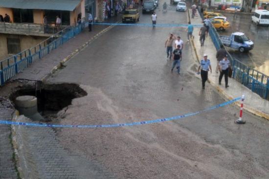 Kelkit'te Aşırı Yağış Yolu Çökertti