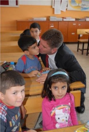 Başkan Ercengiz'den Okul Seti Hediyesi