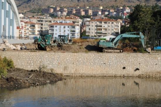 Irmağa Batan İş Makinesi Kurtarıldı