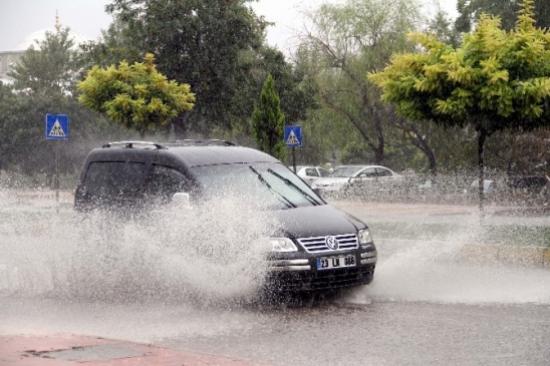 Elazığ'da Sağanak Yağış Hayatı Olumsuz Etkiledi