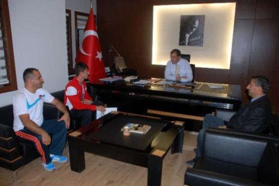 Midyat'ın İlk Milli Sporcusu İşler'e Kaymakam Bingöl'den Eğitim Bursu