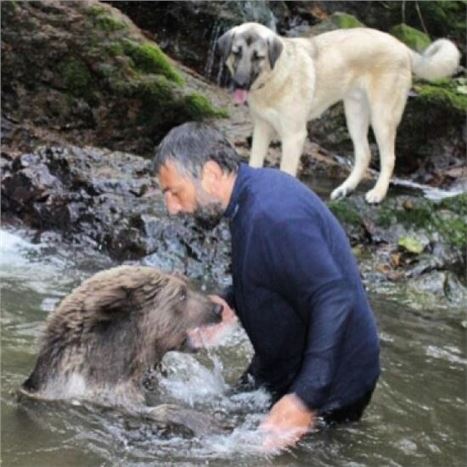 Yabani Hayvanlarla Kurduğu Dostlukla İlgi Çekiyor