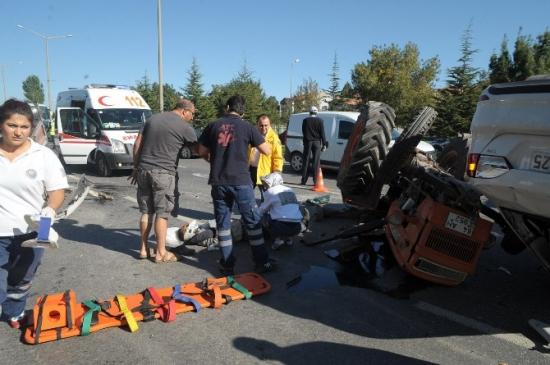Uşak'ta Otomobil Ve Traktör Çarpıştı; 3 Yaralı