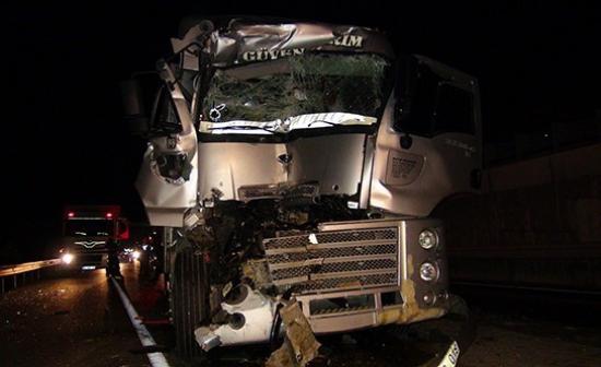 Bilecik'te Kimyasal Yüklü Tır Kamyona Çarptı: 1 Yaralı