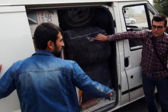 Polisten Kaçan Minibüsten Kaçak Sigara Çıktı