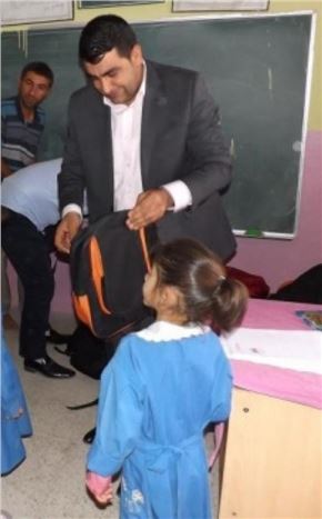 Ak Parti Ergani İlçe Teşkilatından Öğrencilere Kırtasiye Yardımı