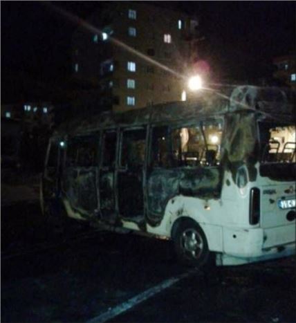 Göstericiler İçinde Yolcu Bulunan Minibüsü Ateşe Verdi