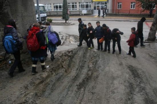 Yozgat Celal Atik Ortaokulu Öğrencilerinin Çamur İle İmtihanı