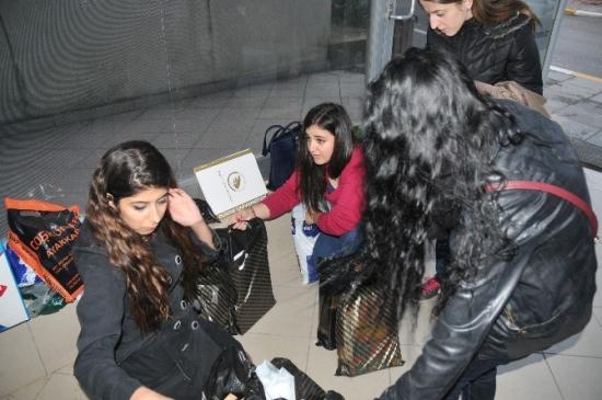 Akçakoca'da Okuyan Üniversitelilerden Kars'ta Bulunan İlkokula Destek