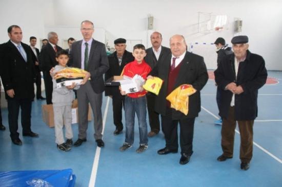 Yozgatlı Hayırsever İş Adamı Bilal Şahin Öğrencilere Spor Malzemesi Yardımında Bulundu