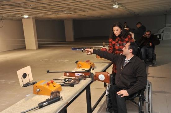 Engellerini Havalı Silahla Atış Yaparak Unuttular