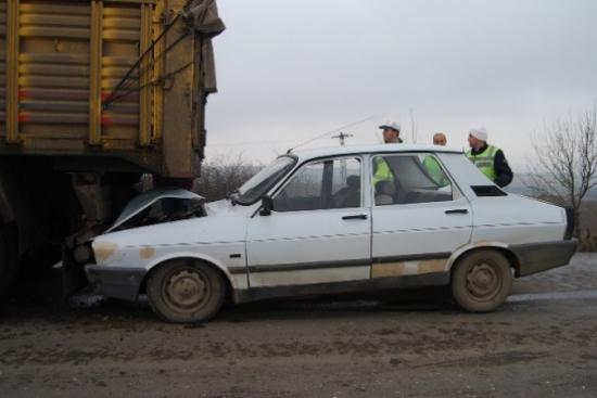 Otomobil Kamyonun Altına Girdi: 1 Yaralı