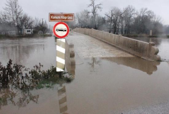 Komşu Sular Altında