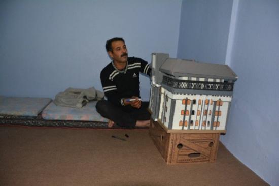 Suriyeli Ressam El Hamet Kaymakam Citer'e Maket Hediye Etti