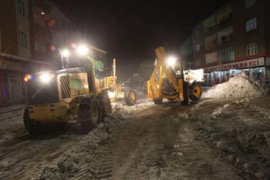Özalp Belediyesi'nin Gece Kar Mesaisi