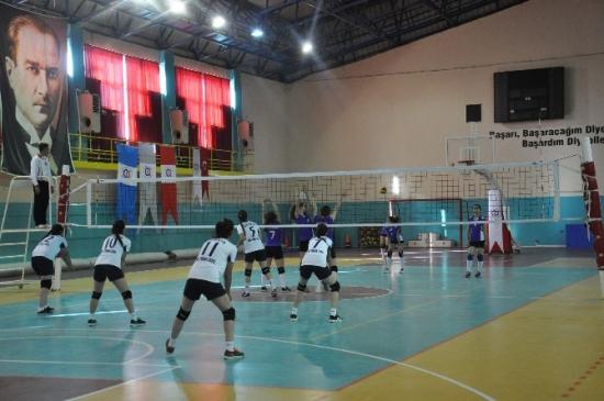 Pakize Narin'in Kızları Voleybol Maçını Rahat Kazandı