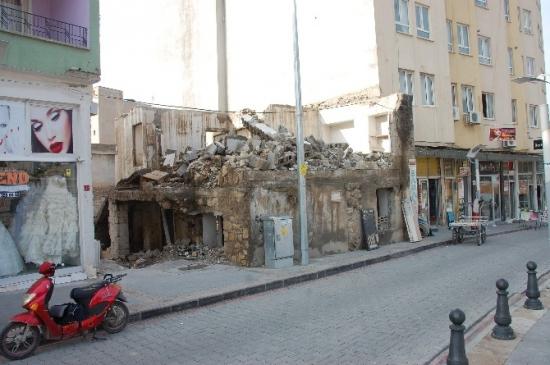 Harabe Ev Tehlike Saçıyor