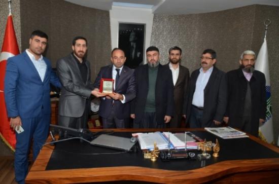 Başkan Üzülmez Ziyaretçilerini Makamında Ağırladı