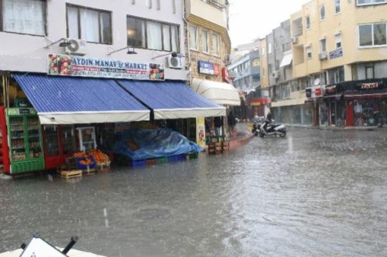Marmaris'te Kuvvetli Yağış Hayatı Olumsuz Etkiledi