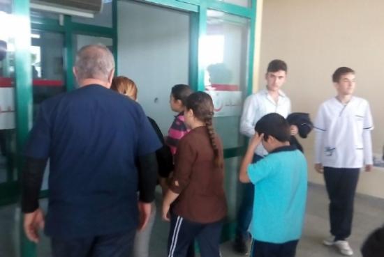 50 İlkokul Öğrencisi Zehirlenme Şüphesiyle Hastaneye Kaldırıldı