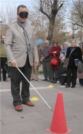 Uşak'ta Engelsizler 5 Dakika Engelli Oldu