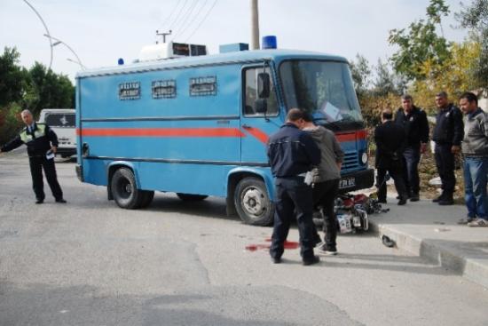 Cezaevi Aracına Çarpan Motosikletli Ağır Yaralandı