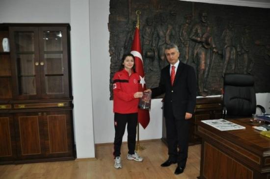 İşitme Engelli Milli Sporcu Çankaya'dan Kaymakam Arıcan'a Ziyaret