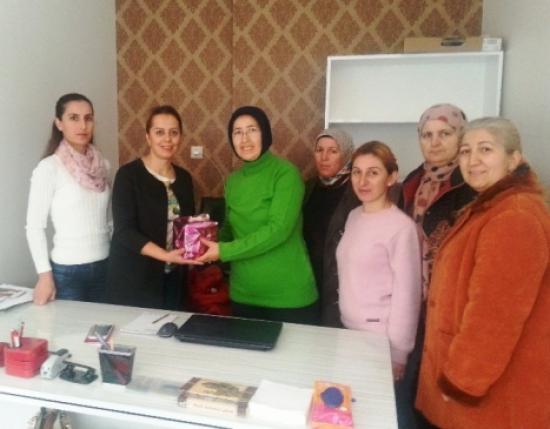 Ak Parti Kadın Kolları'ndan Muhtara Ziyaret