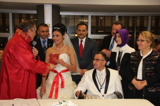 Engelli Genç Tekerlekli Sandalyeyle Dünya Evine Girdi