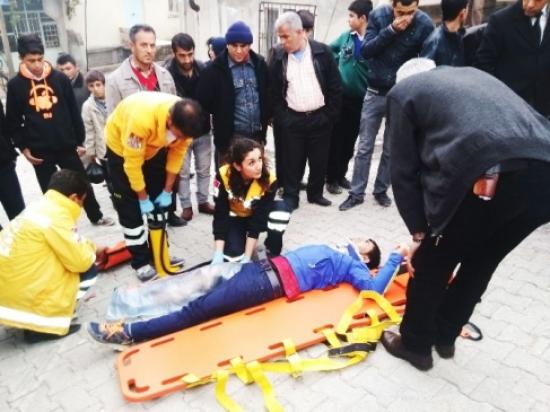 Motosiklet Park Halindeki Traktöre Çarptı: 1 Yaralı