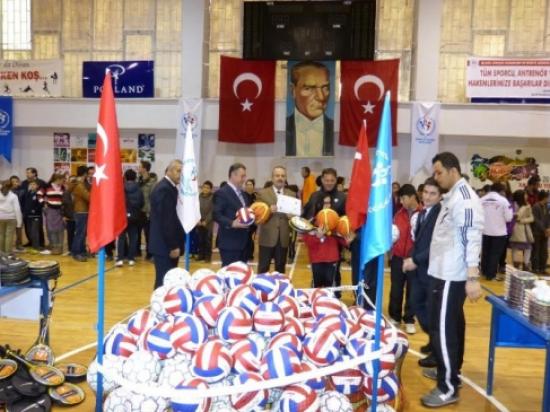 Öğrencileri Spora Teşvik Amaçlı Malzeme Yardımı Yapıldı