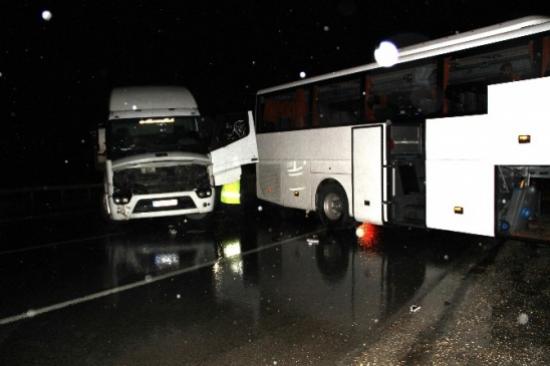 Yolcu Otobüsü İle Tir Çarpıştı: 7 Yaralı