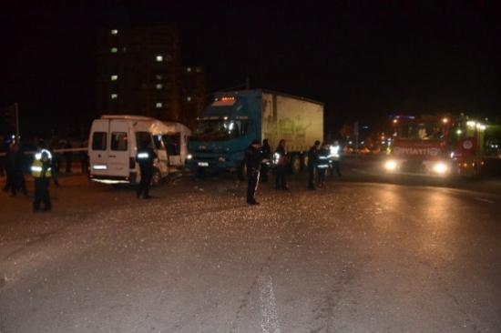 İşçi Taşıyan Midibüs İle Kamyon Çarpıştı: 1 Ölü 7 Yaralı