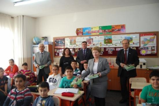 Anıtkabir'den Gönderilen Kitapları Öğrencilere Dağıttılar