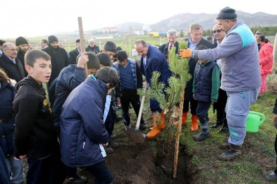 Başkan Duruay Öğrenciler İle Fidan Dikti