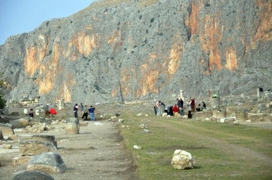 Anavarza'da Dünyanın İlk Duble Yolu Ortaya Çıkartılıyor