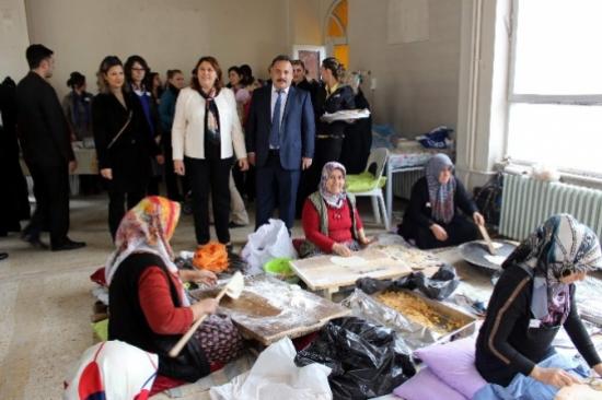 Polis Eşleri Öğrenciler İçin Kermes Düzenledi