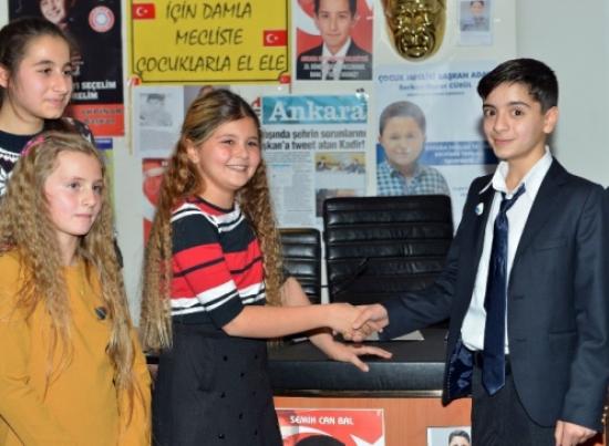 11 Yaşındaki Ayşe Dila Çocuk Meclisi'nin Yeni Başkanı Oldu