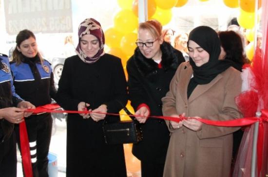 Polis Eşleri Öğrencilere Burs Vermek İçin 'kermes' Açtı