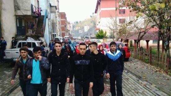 Öğretmenlerinin Tayinini Durdurmak İçin İmza Topladılar