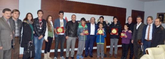 Başkan Gümrükçüoğlu Başarılı Tenisçileri Tebrik Etti