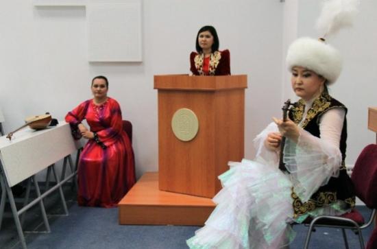 Aü'de Kazak Halk Müziği Dombra Dinletisi Gerçekleştirildi