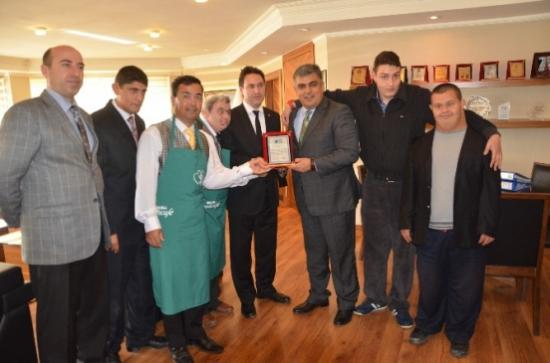 Başkan Özgüven'e Beyaz Ay Derneğinden Plaket