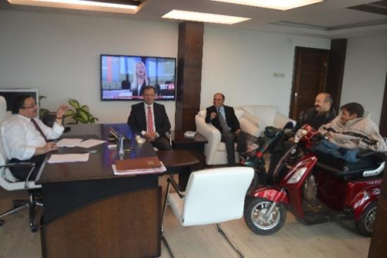 Akülü Araçları İle Makamında Kaymakamı Ziyaret Ettiler