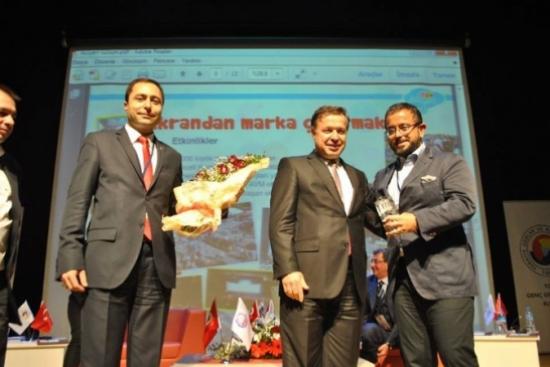 Herkes Birbirine Plaket Verince Sahne Karıştı