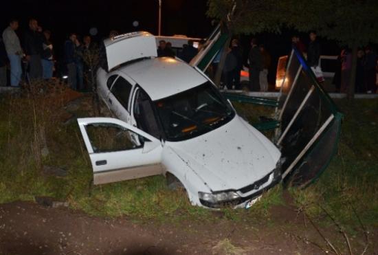 Otomobil Durağa Daldı: 2 Yaralı