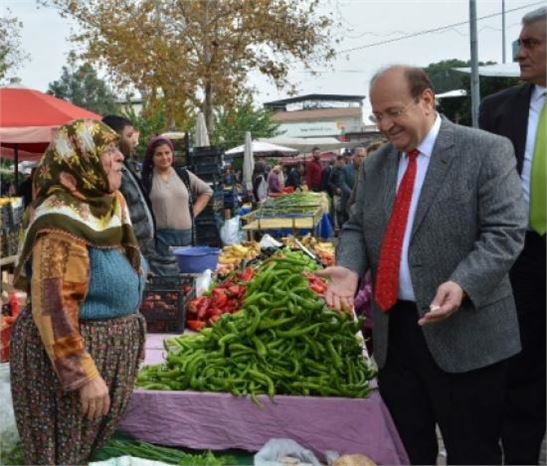 Başkan Özakcan Umurlu Pazarını Gezdi
