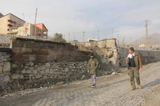 Hakkari'de Mezarlık Duvarları Onarılmayı Bekliyor